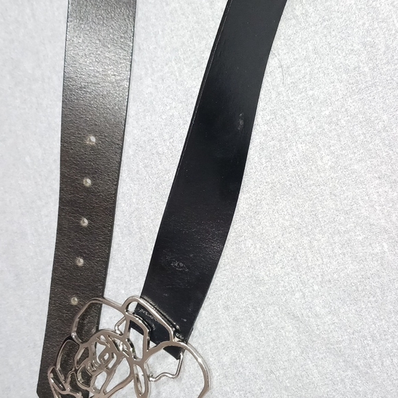 Belt black with Silver Floral design 32in leather 1.5 in wide - Picture 4 of 4